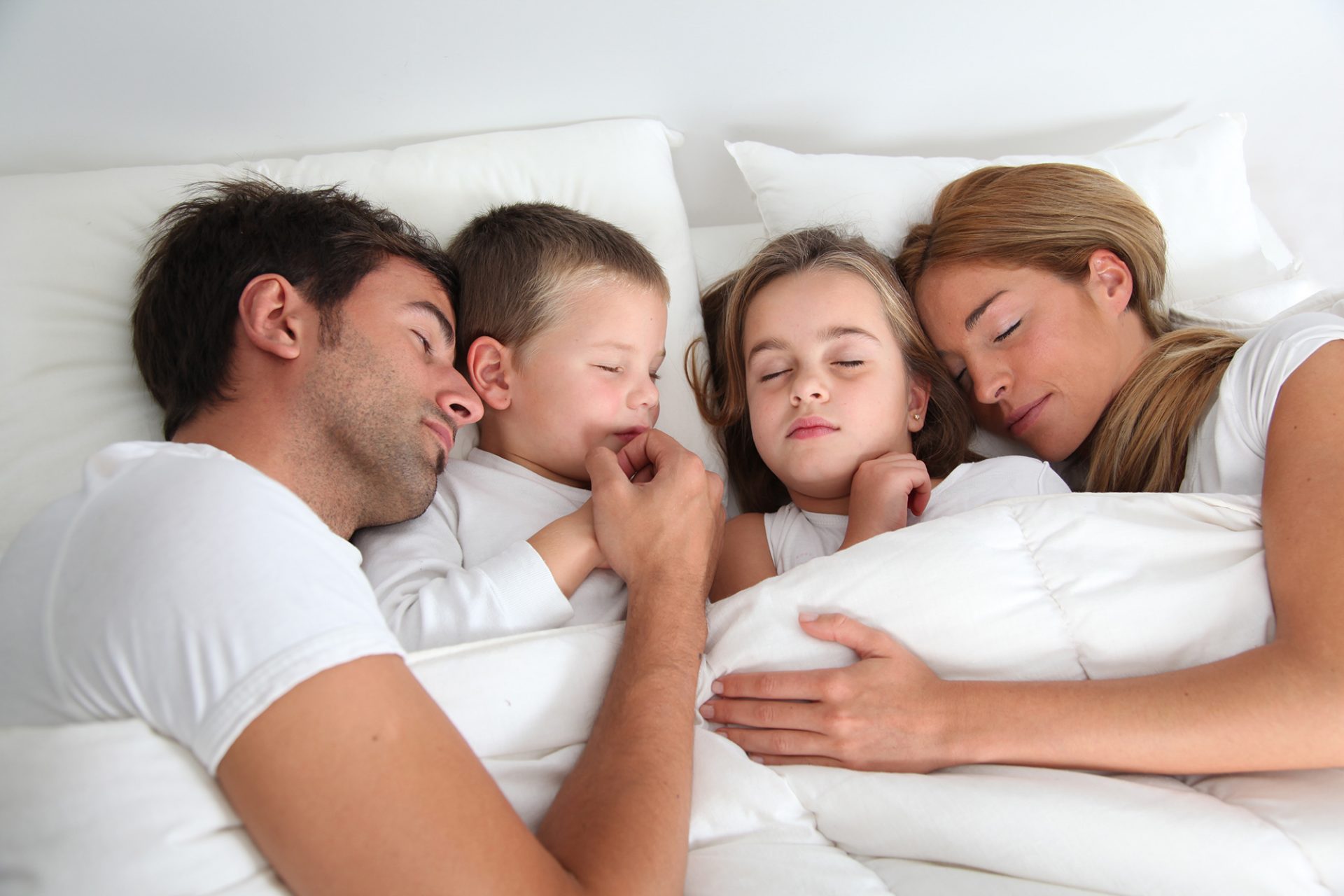 Starša z otroci v udobni mebloJOGI postelji