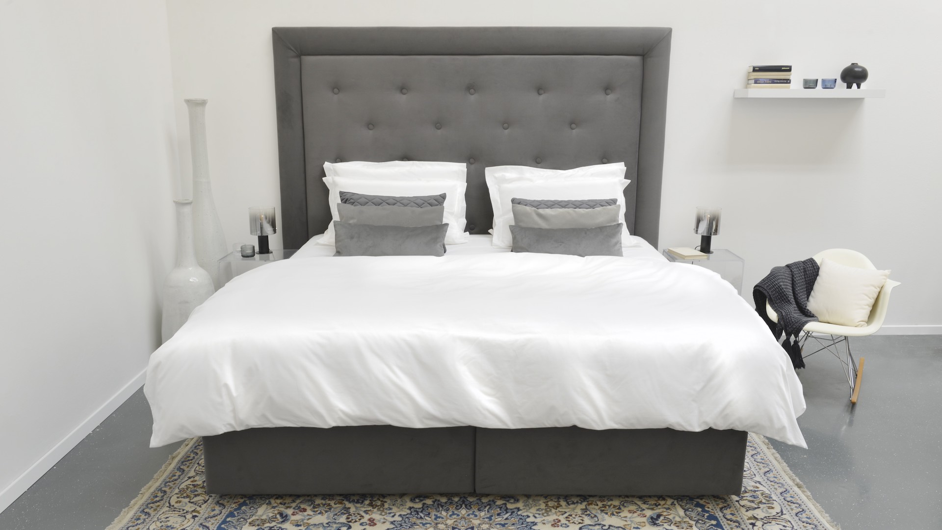Elegantna saten posteljnina Elegance na sivi postelji